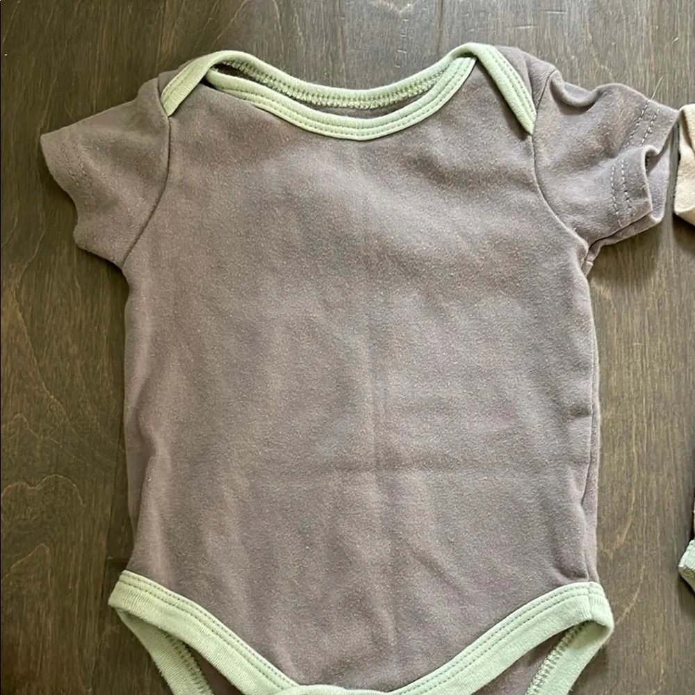 2 Onesie Kyle& Deena 3-6M Brown and Cream